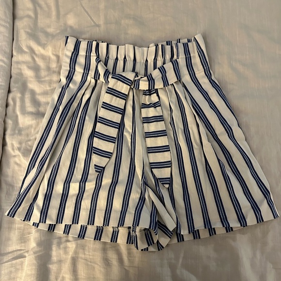 NWT BCBGeneration Women’s Beige Blue Gardenia Day Shorts (10) - Picture 1 of 4